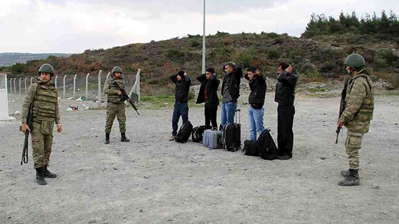 Turkish soldiers detain Syrians attempting to illegally cross into Hatay, Turkey on January 5, 2016 (Photo: Anadolu Photo Agency)