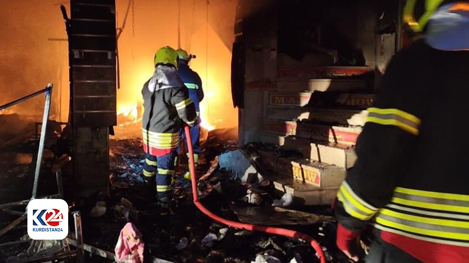 Dohuk Civil Defense team extinguishing the fire in Chale Bazaar in Dohuk, April 1. (Photo: Kurdistan 24)