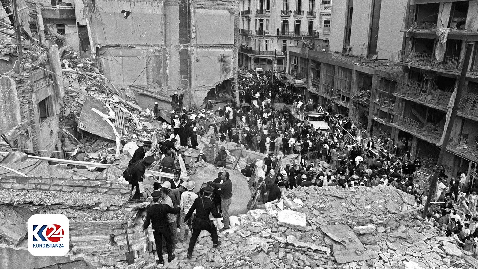 ساختمان تخریب شده مرکز اسرائیلی آرژانتین – آمیا، پس از انفجار بمب در  ١٨ ژوئیه ١٩٩٤ در بوئنوس آیرس – عكس: خبرگزاری فرانسه
