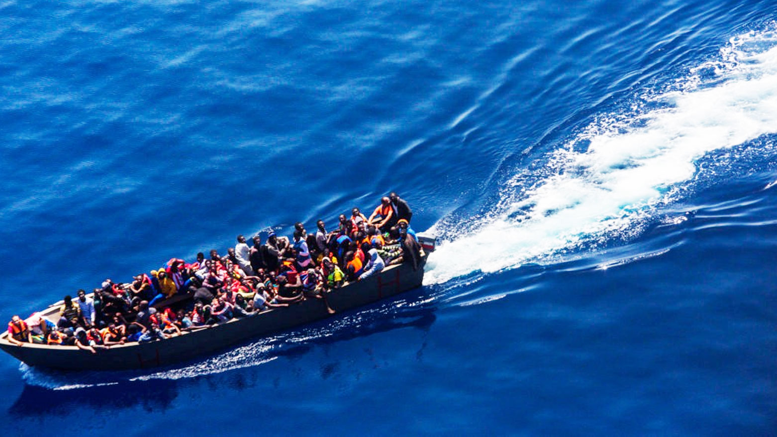 قارب يحمل على متنه مهاجرين (تعبيرية- وكالات)