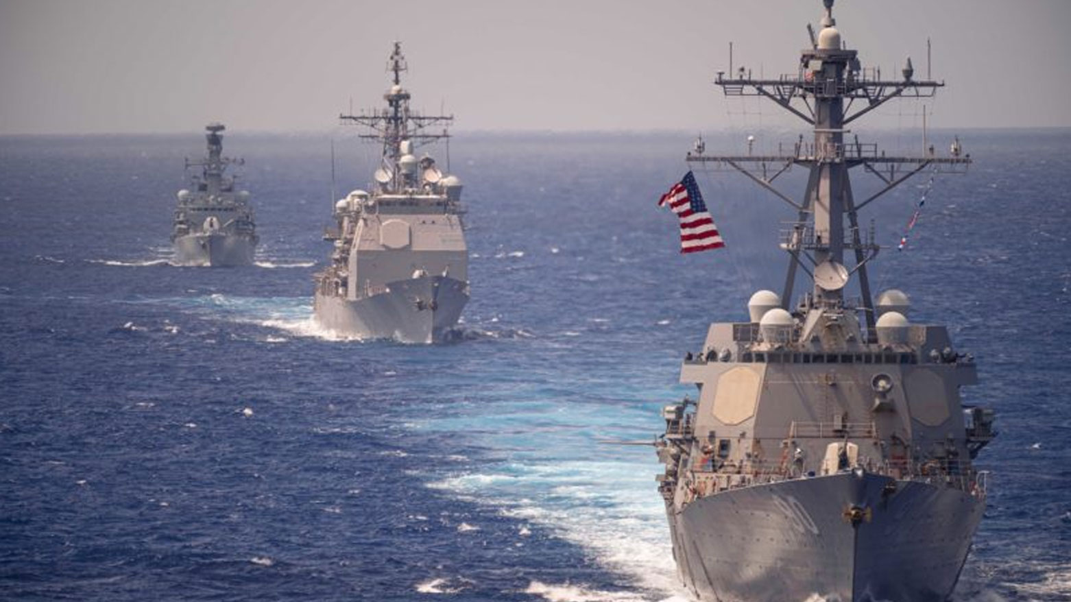 سفن حربية ترفع العلم الأميركي (وكالات)