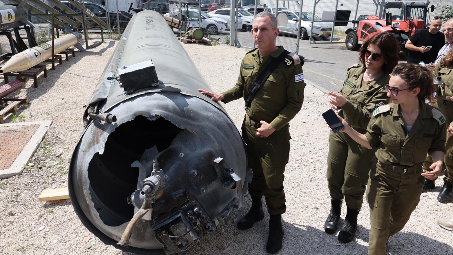 دریاسالار دانیال هاگاری، سخنگوی ارتش اسرائیل، در پایگاه نظامی جولیس در جنوب اسرائیل در کنار یک موشک بالستیک ایرانی که در آخر هفته در اسرائیل سقوط کرد. عکس: ای اف پی
