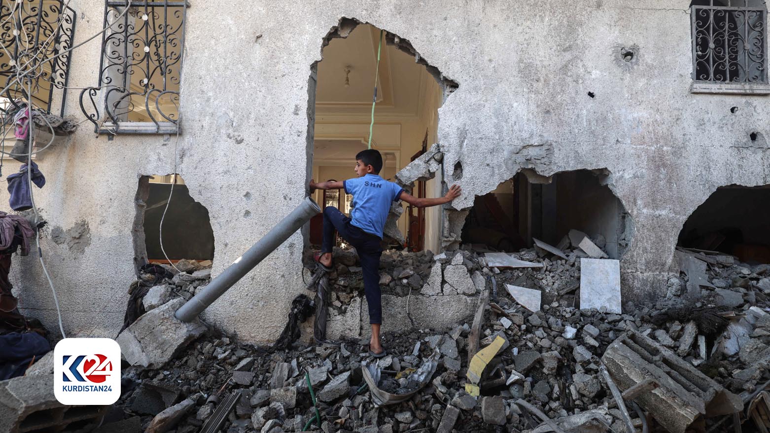پسر فلسطینی در بحبوحه درگیری‌های اسرائیل و حماس، وارد ساختمانی می‌شود که در بمباران اسرائیل ویران شده است. رفح ١٧ آوریل ٢٠٢٤ عکس: ای اف پی