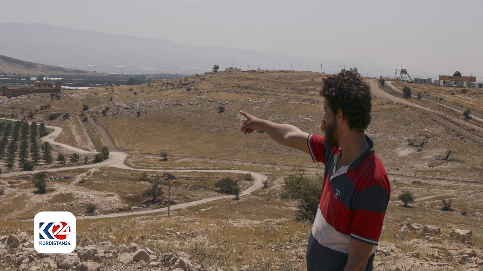 مرد فلسطینی به نقطه‌ای اشاره می‌کند که توسط نیروهای اسرائیلی در خارج از روستای الجفتلیک در کرانه باختری تصرف شده است. عکس: ای اف پی