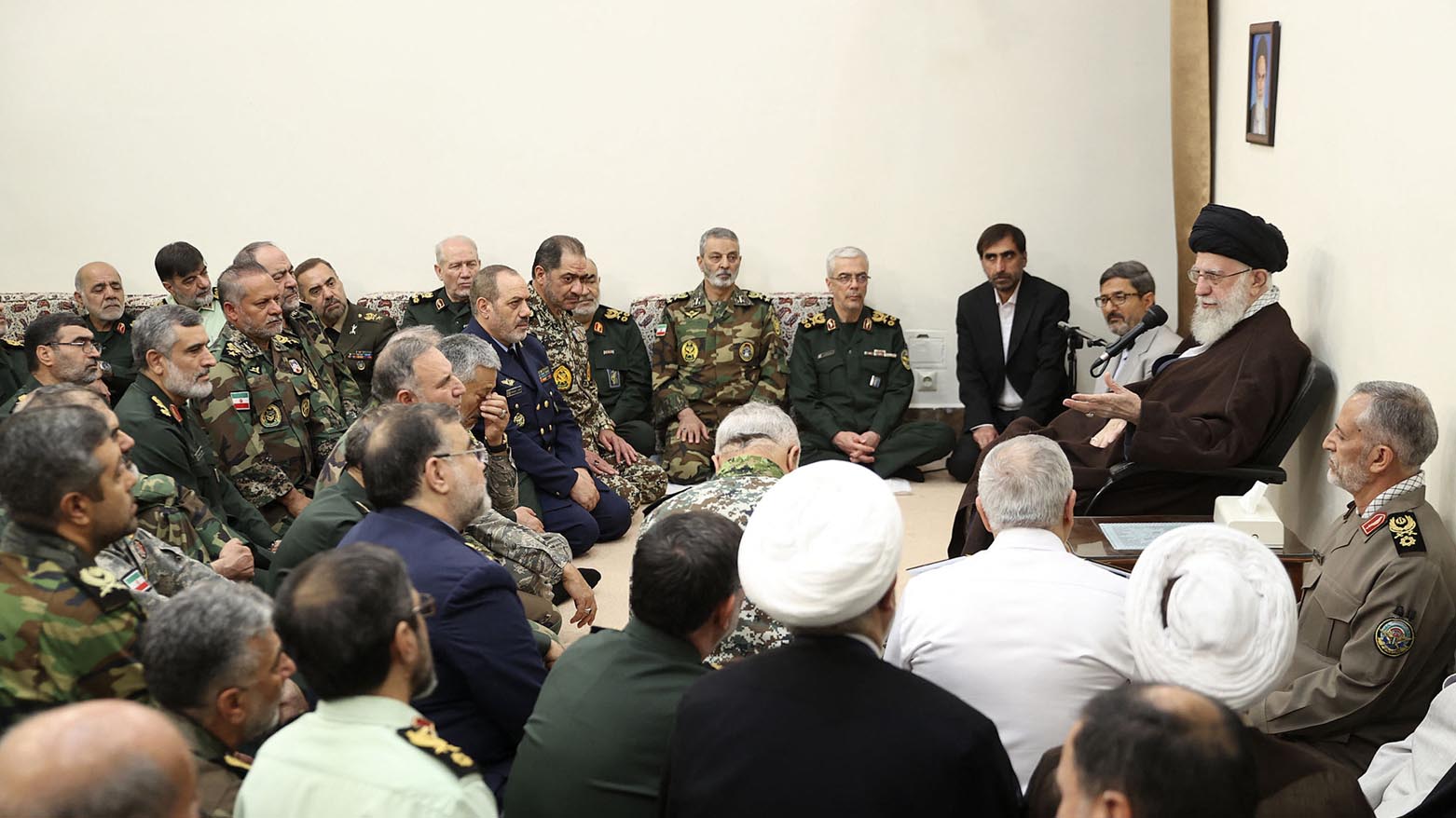 علی خامنه‌ای، رهبری جمهوری اسلامی در هنگام سخنرانی برای فرماندهان ارشد نیروهای مسلح ایران . عكس: ای اف پی