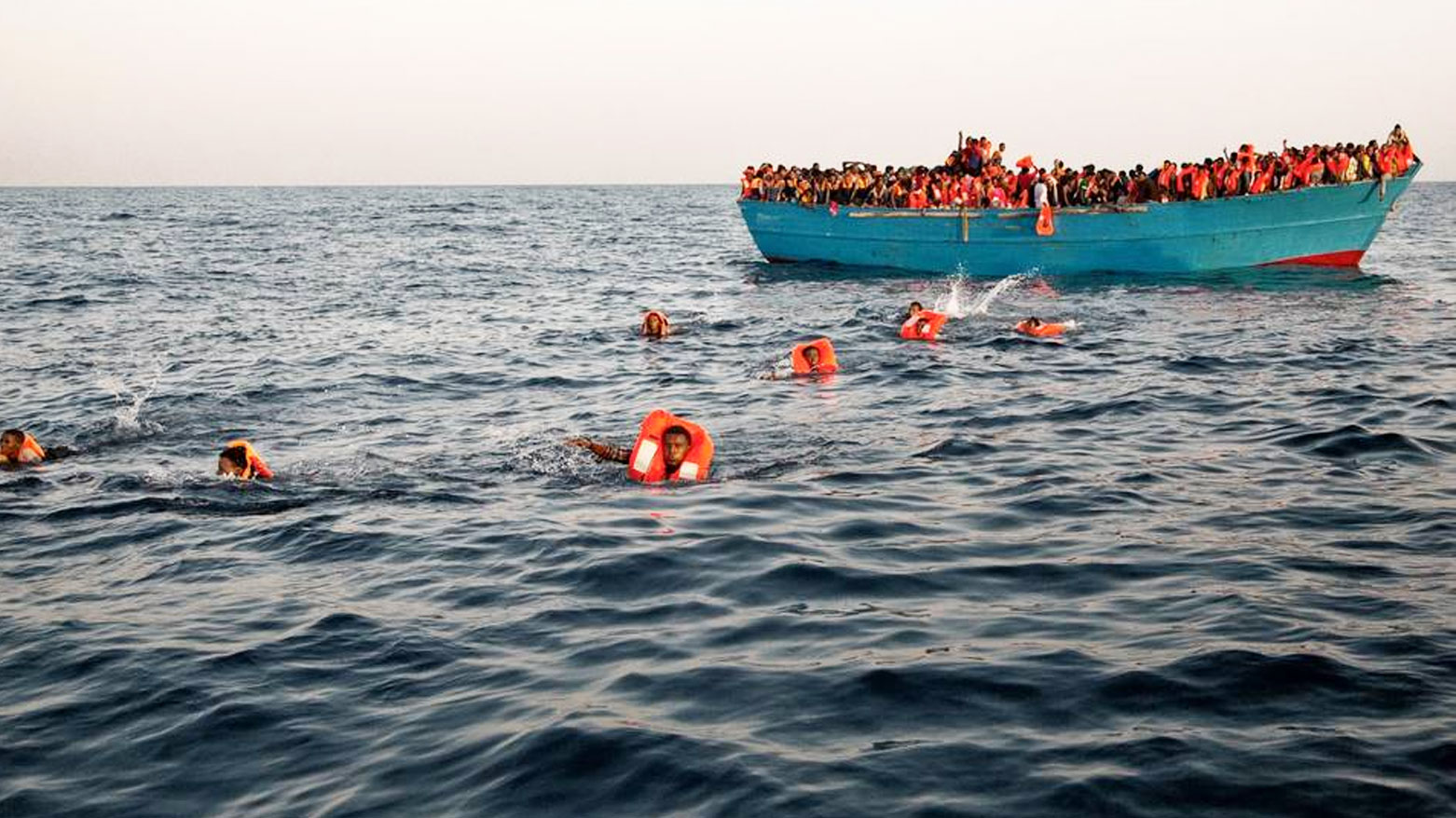 مهاجرون أفارقة على متن قارب وسط البحر (تعبيرية)