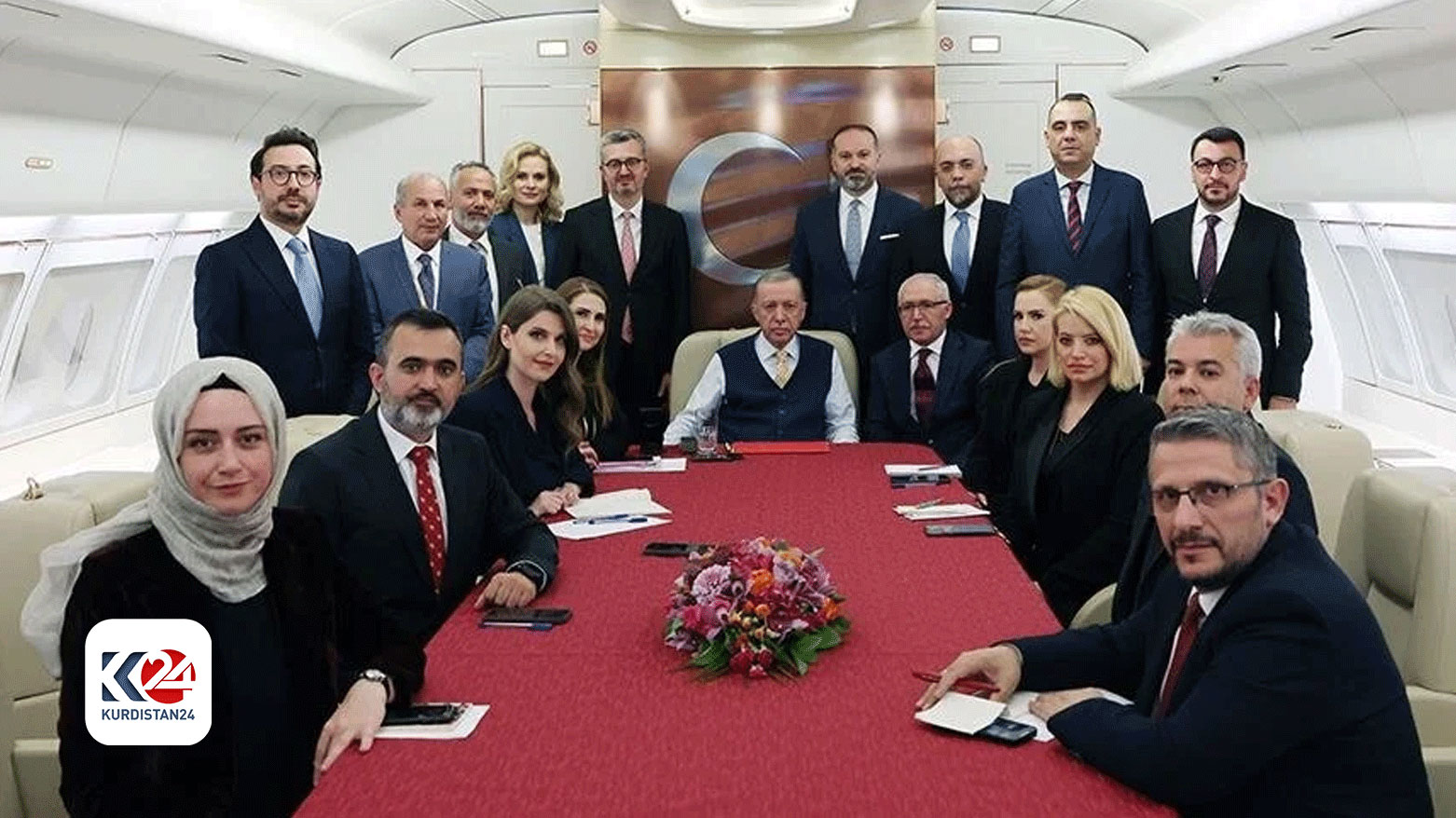 أردوغان يتوسّط مجموعة صحفيين أتراك على متن الطائرة