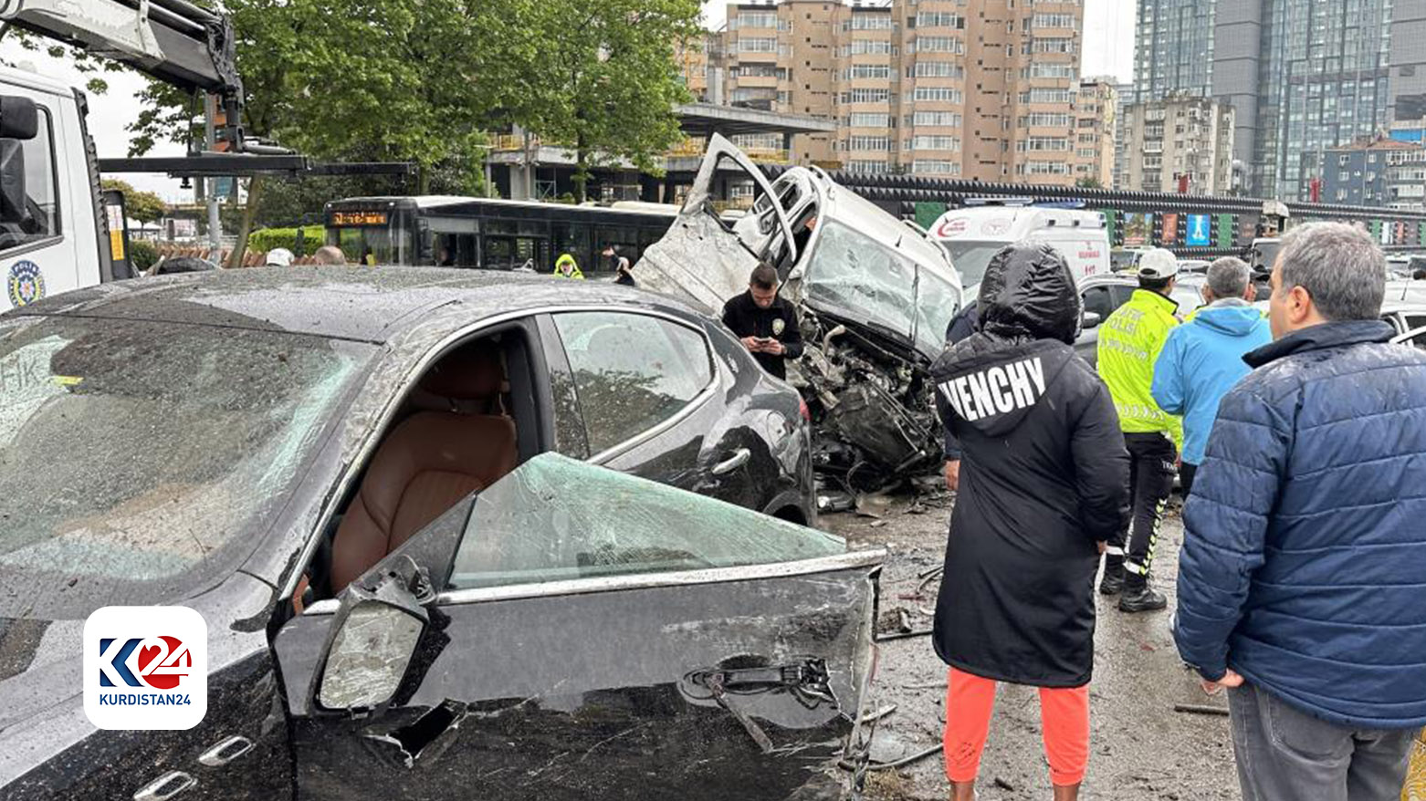 Beşiktaş’ta zincirleme kaza: 8 araç birbirine girdi, 8 yaralı (FOTO: İHA)