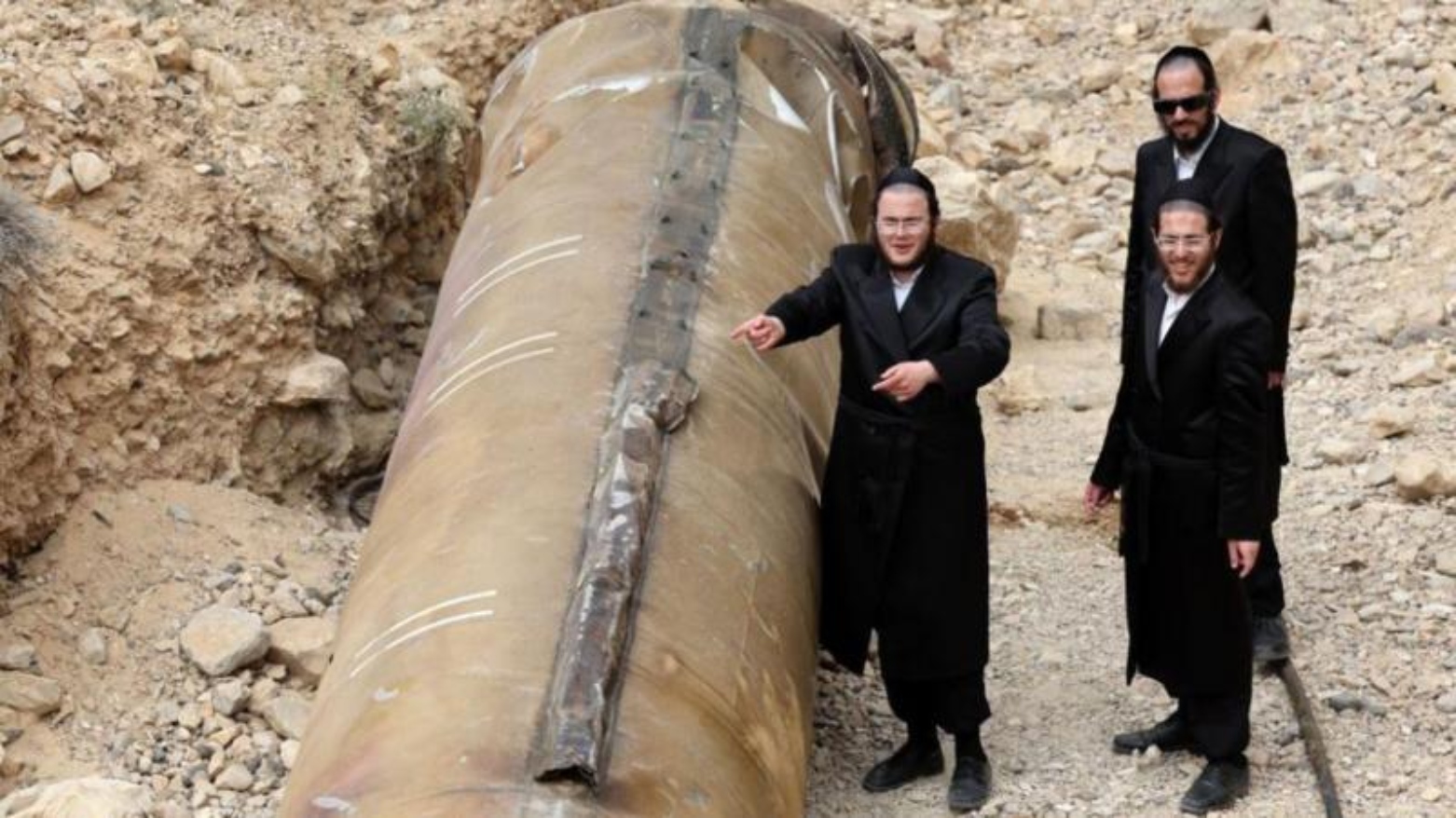 عکس یادگاری یهودی‌ها با بقایای موشک ایرانی