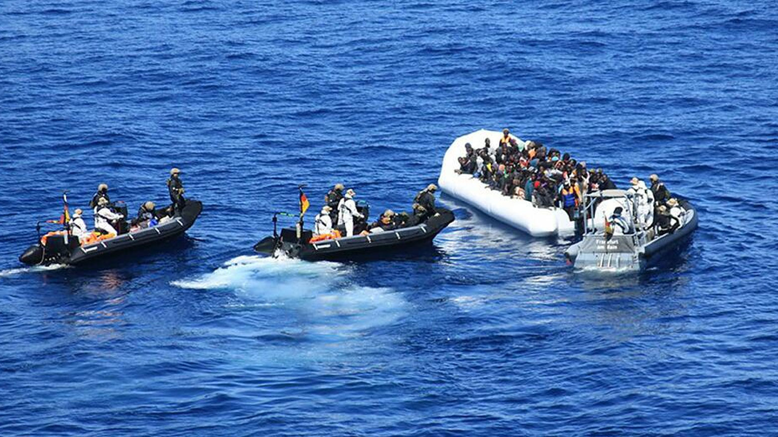 مهاجرون على متن قوارب وسط البحر (فرانس برس)