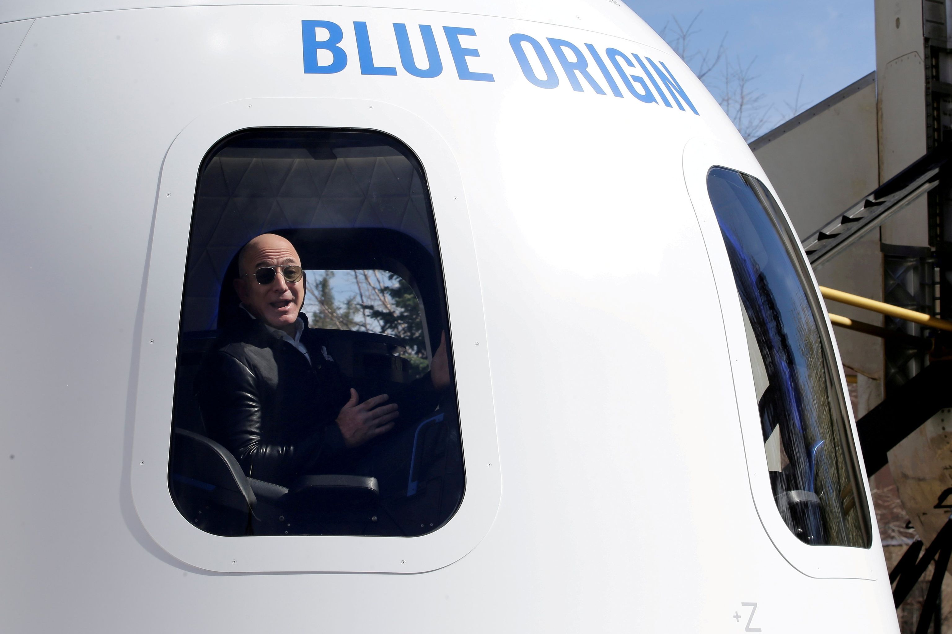 جیف بیزۆس له&zwnj;ناو كه&zwnj;پسوولی كه&zwnj;شتی Blue Origin