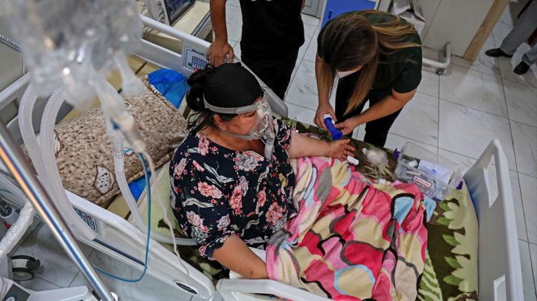 A medic treats a COVID-19 patient at a hospital in the Kurdistan Region's Duhok province, July 27, 2021. (Photo: Safin Hamed/AFP)