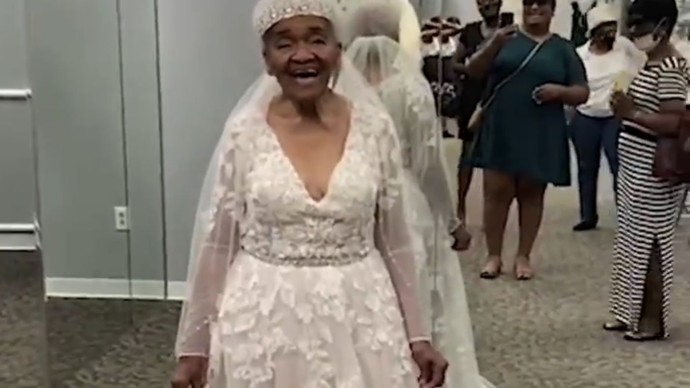 له&zwnj; ته&zwnj;مه&zwnj;نی 94 ساڵیدا خه&zwnj;ونه&zwnj;كه&zwnj;ی به&zwnj;دیهێنا و جلی بووكێنی له&zwnj;به&zwnj;ركرد