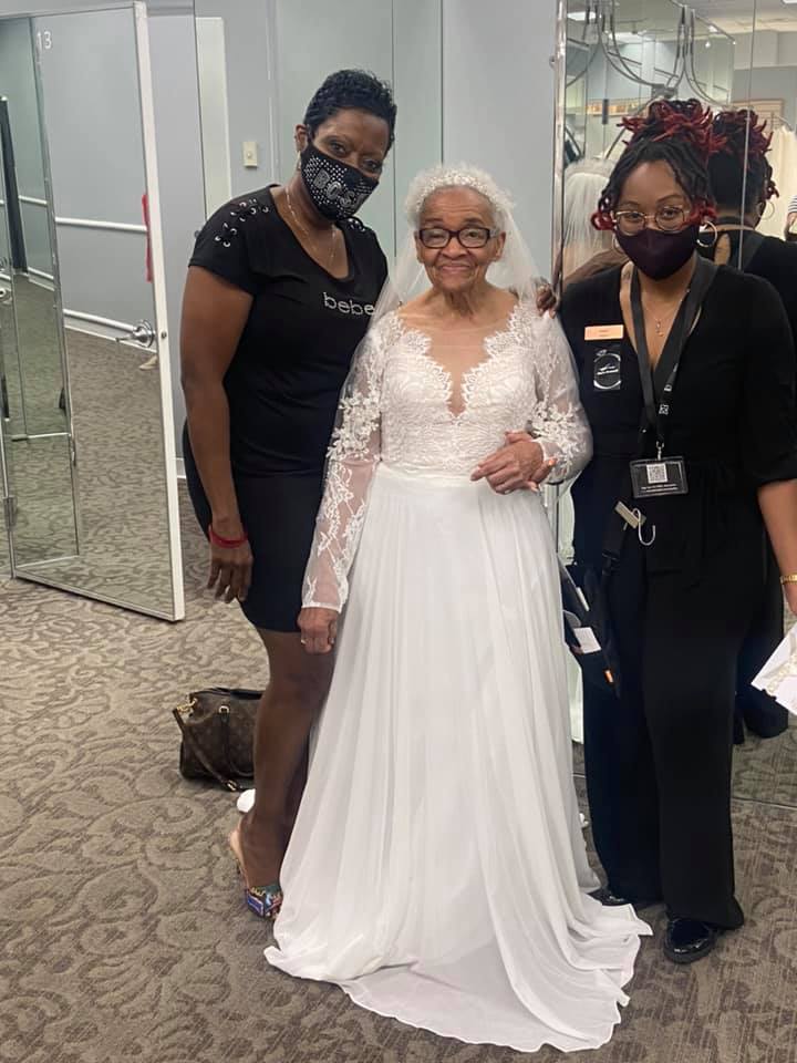 مارسا تاكر، له&zwnj;به&zwnj;ر ره&zwnj;گه&zwnj;زپه&zwnj;رستی له&zwnj; ئاهه&zwnj;نگی هاوسه&zwnj;رگرییه&zwnj;كه&zwnj;ی نه&zwnj;یتوانیوه&zwnj; جلی بووكێنی له&zwnj;به&zwnj;ر بكات