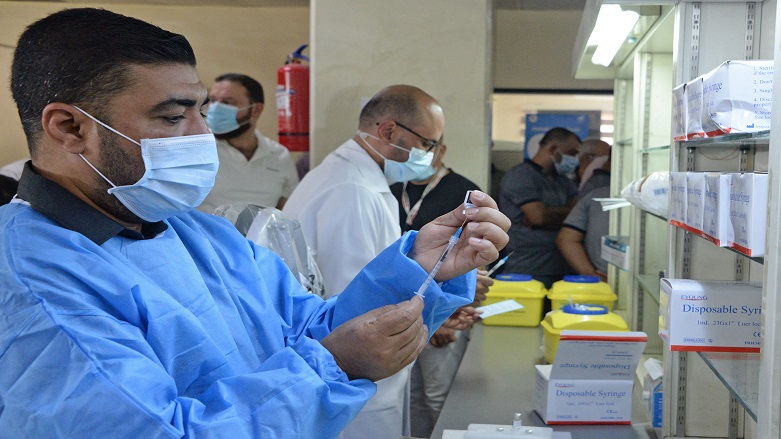 Iraqi health workers prepare doses of the COVID-19 vaccine at al-Salam hospital in the northern city of Mosul on July 29, 2021. (Photo: Zaid AL-OBEIDI/AFP)