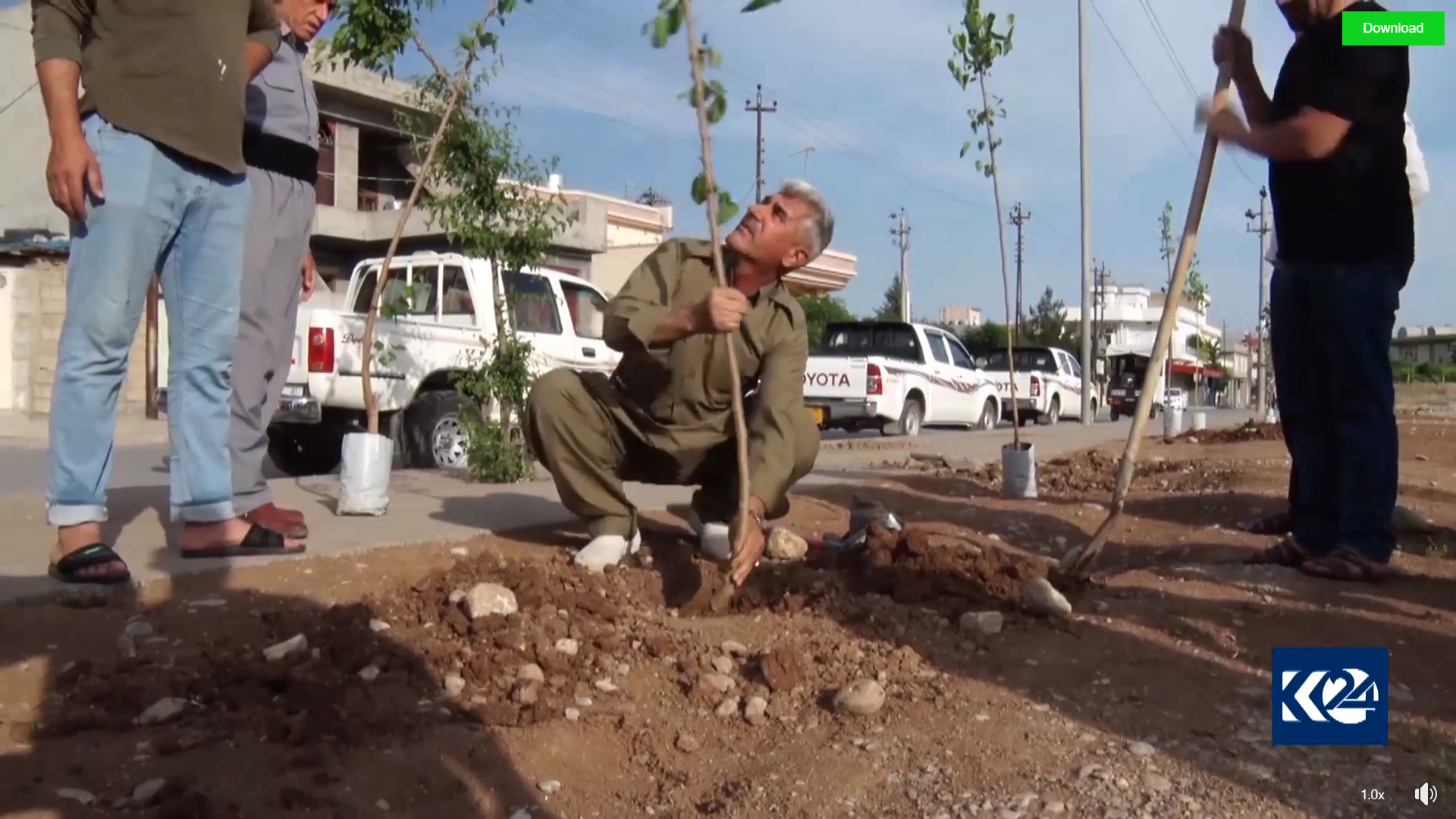 A man plants a plane tree in front of his home in Hajiawa town to commemorate a relative who died of COVID-19, August 5, 2021. (Photo: Kurdistan 24)