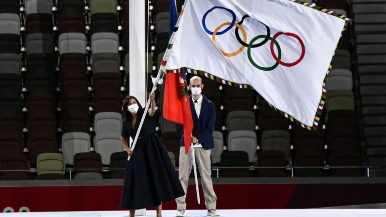 "آن ایدالگو" شهردار پاریس پرچم المپیک را تحویل گرفت