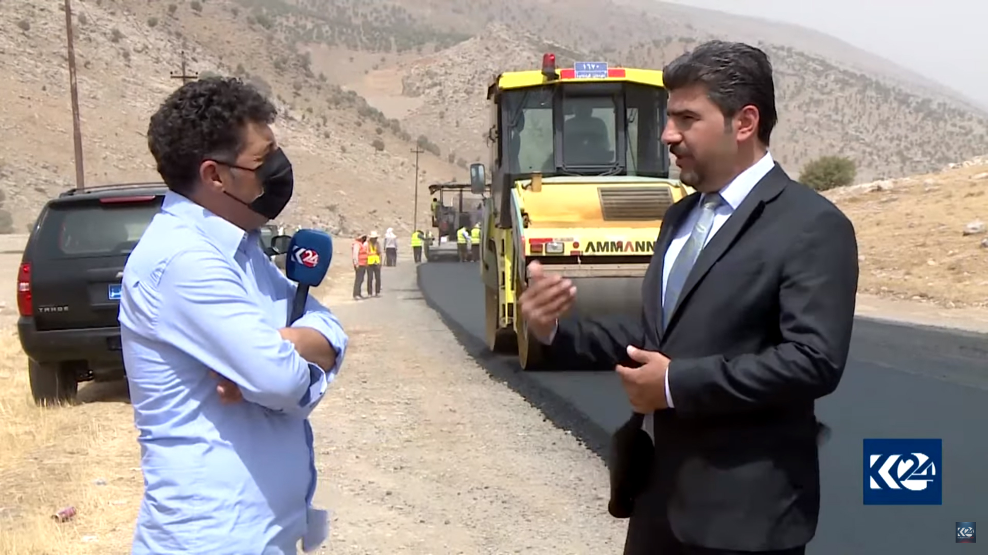 A local official speaks to Kurdistan 24 about the importance of the strategic road. (Photo: K24)
