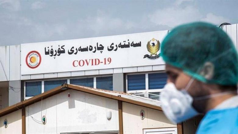 موظف صحي أمام أحد المراكز العلاجية - صورة: كوردستان 24