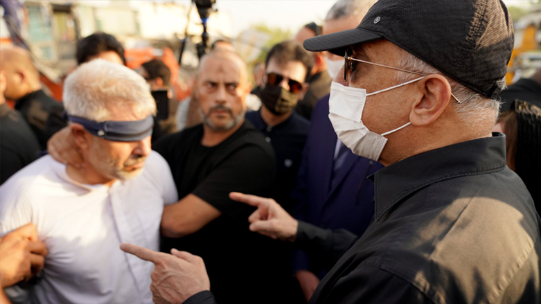 Iraqi Prime Minister Kadhimi speaks to the killer of the head of Karbala municipality at the crime scene, August 11, 2021. (Photo: Iraqi government)