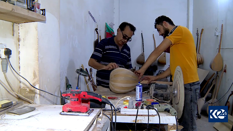 Memoyê Efrînê li Hewlêrê tembûran çêdike