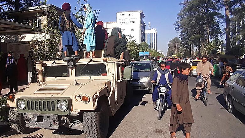 چه&zwnj;كدارانی تاڵیبان به&zwnj; چه&zwnj;كی سووكی رووسی، ده&zwnj;ستیان به&zwnj;سه&zwnj;ر هامه&zwnj;ره&zwnj; ئه&zwnj;مه&zwnj;ریكاییه&zwnj;كانی سوپای كابووڵدا گرتووه&zwnj;، وێنه&zwnj;: فرانس پرێس