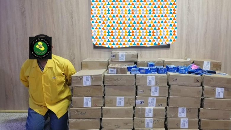 المتهم مع المضبوطات