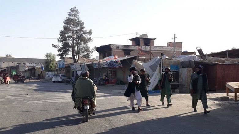 Taliban mensupları ele geçirdikleri şehirlerde bir araya gelerek sokakları turluyor