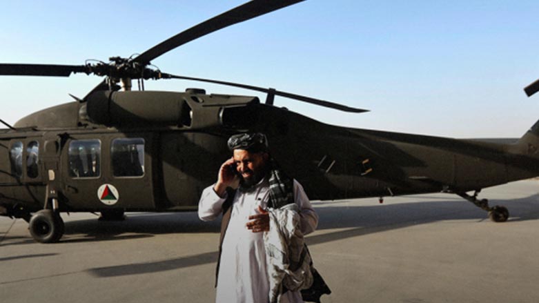 Taliban mensubu, ABD tarafından Afganistan ordusuna verilen helikopterin önünde