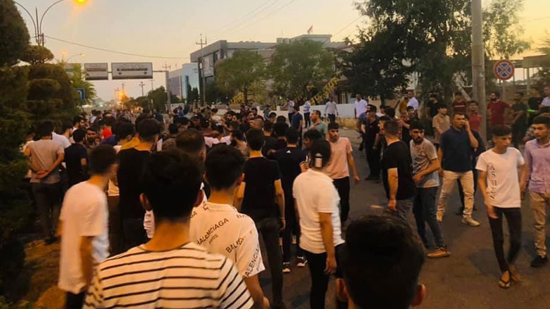 شه‌ڕی نێوان هانده‌رانی دوو تیپ له‌ ئاكری.. زیاتر له‌ 20 كه‌س بریندار بوون