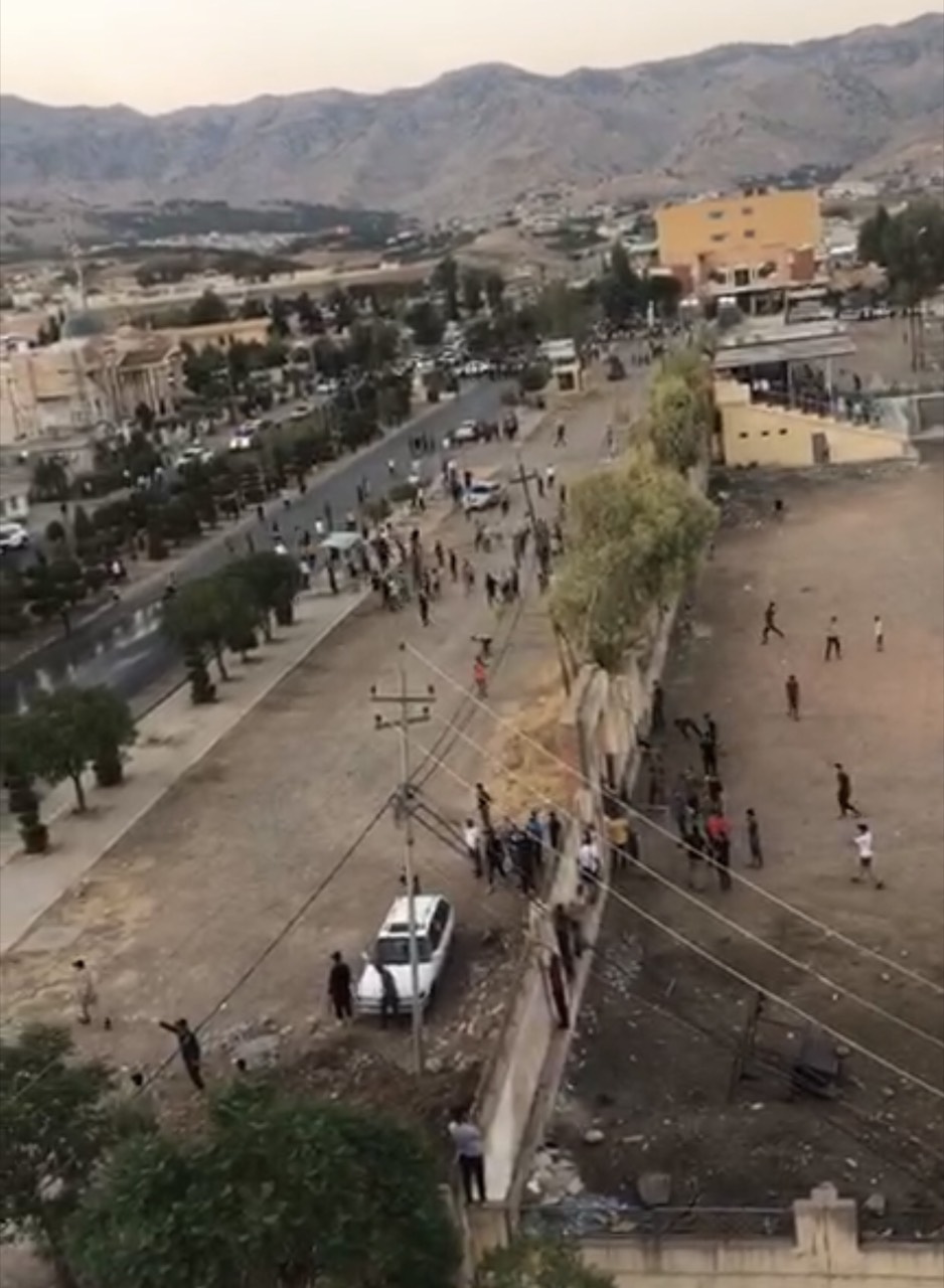 شه&zwnj;ڕی نێوان هانده&zwnj;رانی دوو یانه&zwnj; له&zwnj; ئاكرێ.. زیاتر له&zwnj; 20 كه&zwnj;س برینداربوون