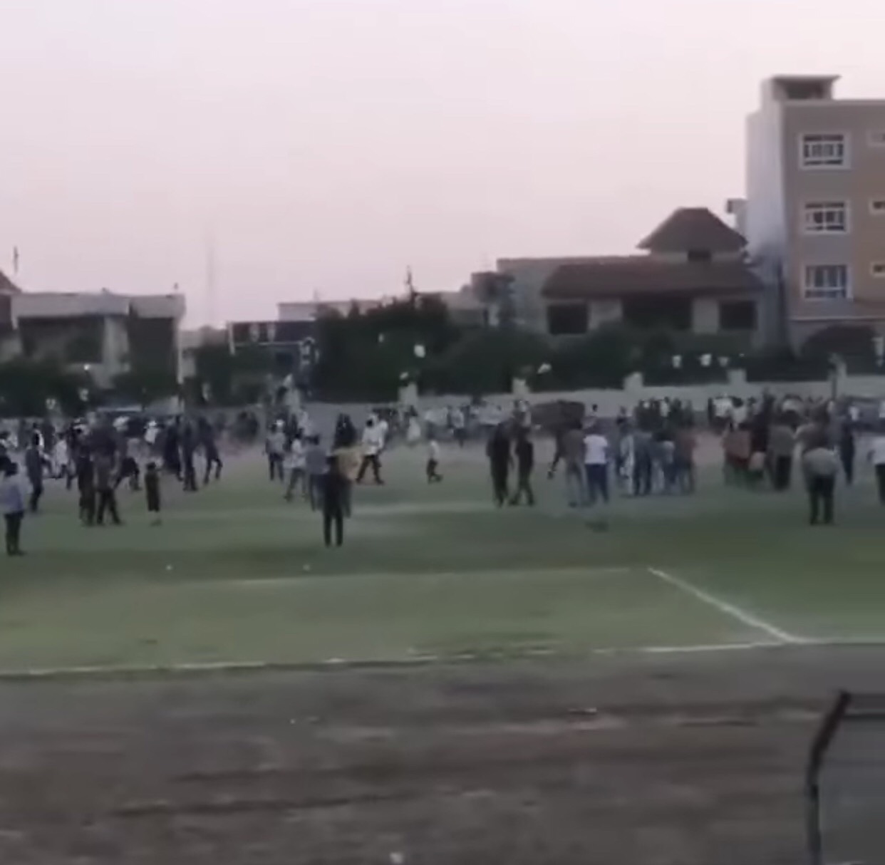 شه&zwnj;ڕی نێوان هانده&zwnj;رانی دوو یانه&zwnj; له&zwnj; ئاكرێ.. زیاتر له&zwnj; 20 كه&zwnj;س برینداربوون