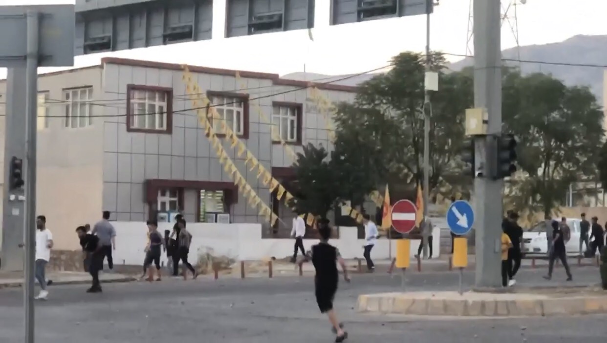 شه&zwnj;ڕی نێوان هانده&zwnj;رانی دوو یانه&zwnj; له&zwnj; ئاكرێ.. زیاتر له&zwnj; 20 كه&zwnj;س برینداربوون