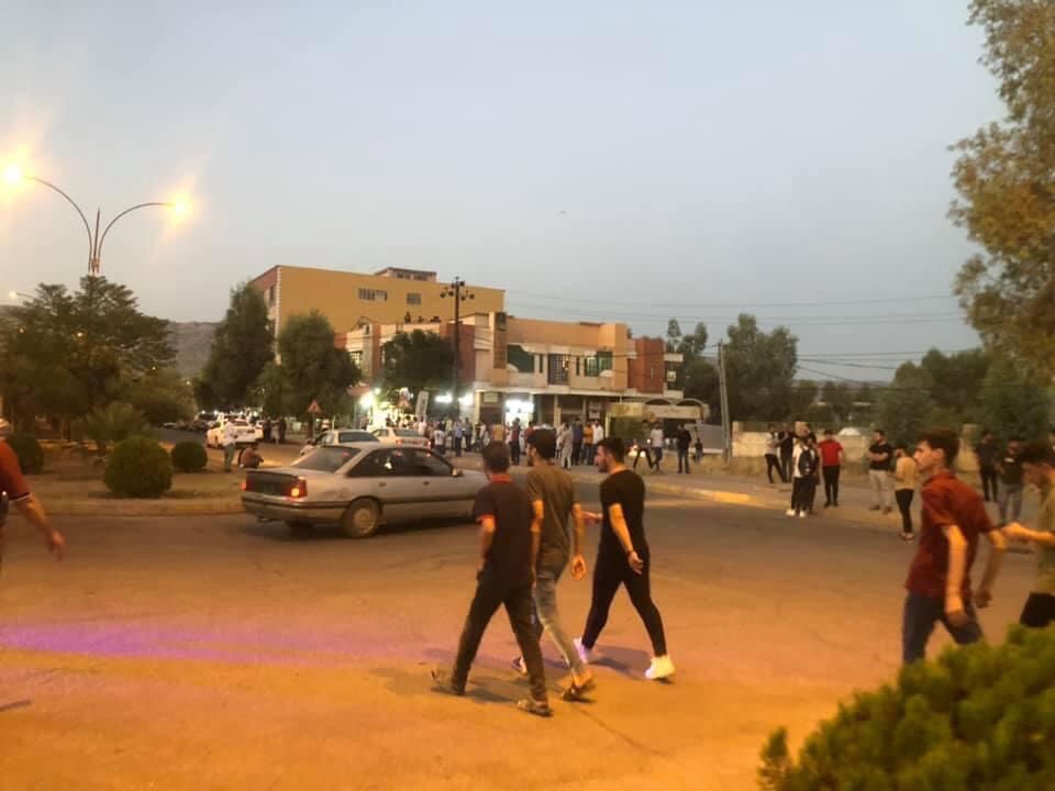 شه&zwnj;ڕی نێوان هانده&zwnj;رانی دوو یانه&zwnj; له&zwnj; ئاكرێ.. زیاتر له&zwnj; 20 كه&zwnj;س برینداربوون