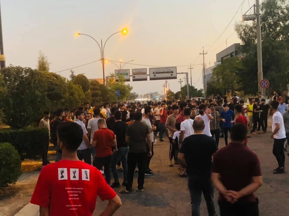 شه&zwnj;ڕی نێوان هانده&zwnj;رانی دوو یانه&zwnj; له&zwnj; ئاكرێ.. زیاتر له&zwnj; 20 كه&zwnj;س برینداربوون