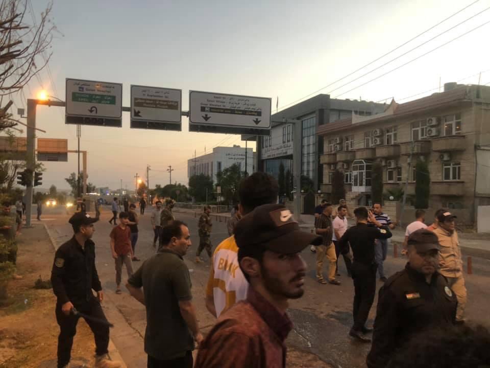 شه&zwnj;ڕی نێوان هانده&zwnj;رانی دوو یانه&zwnj; له&zwnj; ئاكرێ.. زیاتر له&zwnj; 20 كه&zwnj;س برینداربوون