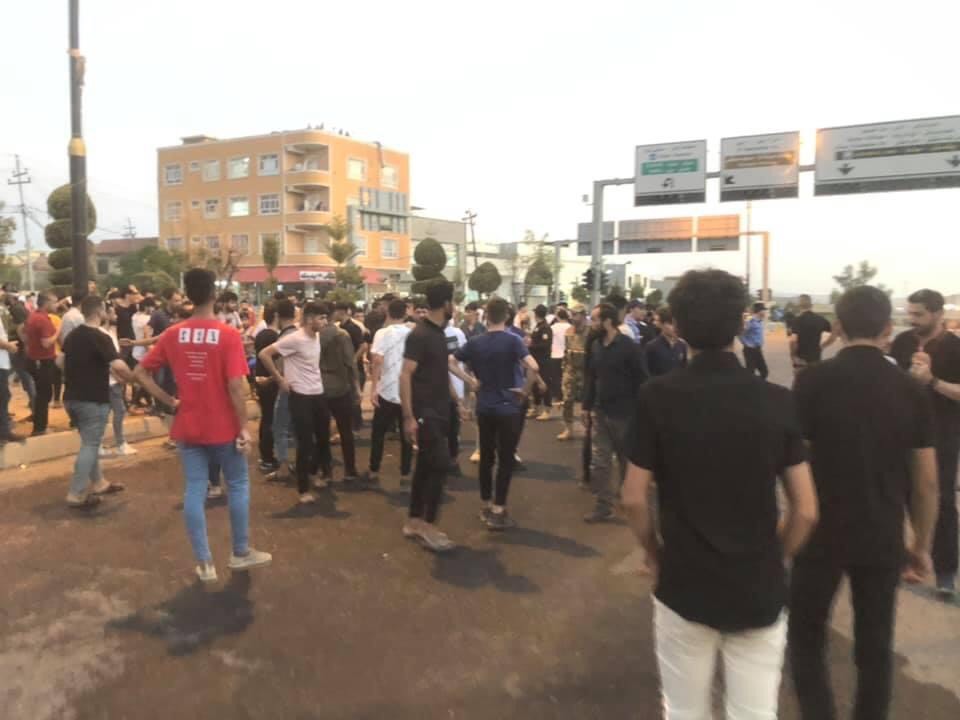 شه&zwnj;ڕی نێوان هانده&zwnj;رانی دوو یانه&zwnj; له&zwnj; ئاكرێ.. زیاتر له&zwnj; 20 كه&zwnj;س برینداربوون