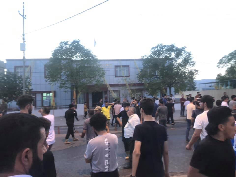 شه&zwnj;ڕی نێوان هانده&zwnj;رانی دوو یانه&zwnj; له&zwnj; ئاكرێ.. زیاتر له&zwnj; 20 كه&zwnj;س برینداربوون