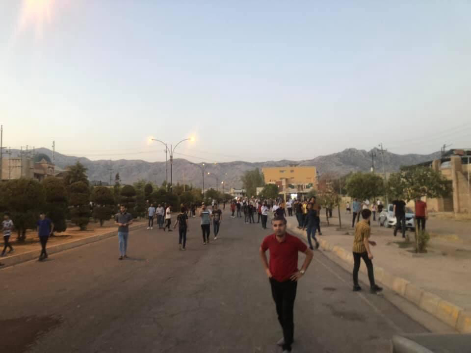 شه&zwnj;ڕی نێوان هانده&zwnj;رانی دوو یانه&zwnj; له&zwnj; ئاكرێ.. زیاتر له&zwnj; 20 كه&zwnj;س برینداربوون