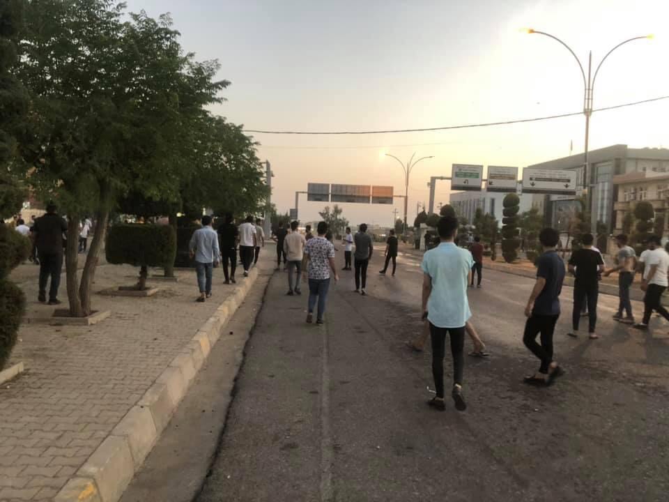 شه&zwnj;ڕی نێوان هانده&zwnj;رانی دوو یانه&zwnj; له&zwnj; ئاكرێ.. زیاتر له&zwnj; 20 كه&zwnj;س برینداربوون