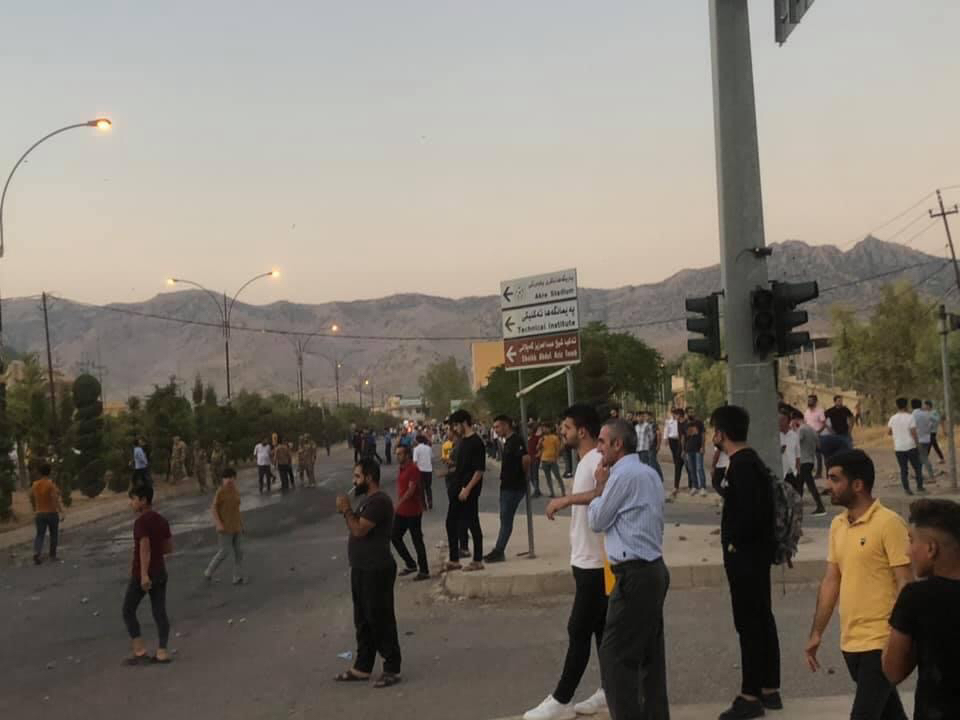 شه&zwnj;ڕی نێوان هانده&zwnj;رانی دوو یانه&zwnj; له&zwnj; ئاكرێ.. زیاتر له&zwnj; 20 كه&zwnj;س برینداربوون