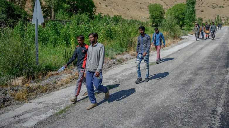Foto: Bitlis'in Tatvan ilçesi üzerinden geçiş yapan Afganlar / AFP