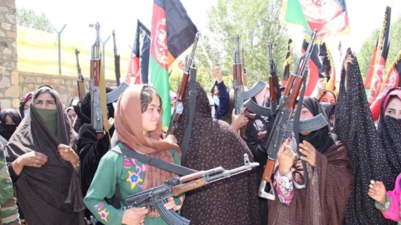 زنان افغان در شمال این کشور برای مبازه با طالبان سلاح به دست گرفته‌اند