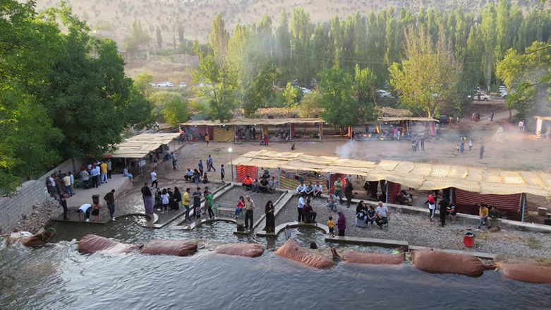 سائحون يزورون شلالاً في زاخو بإقليم كوردستان (صورة: هيئة السياحة)