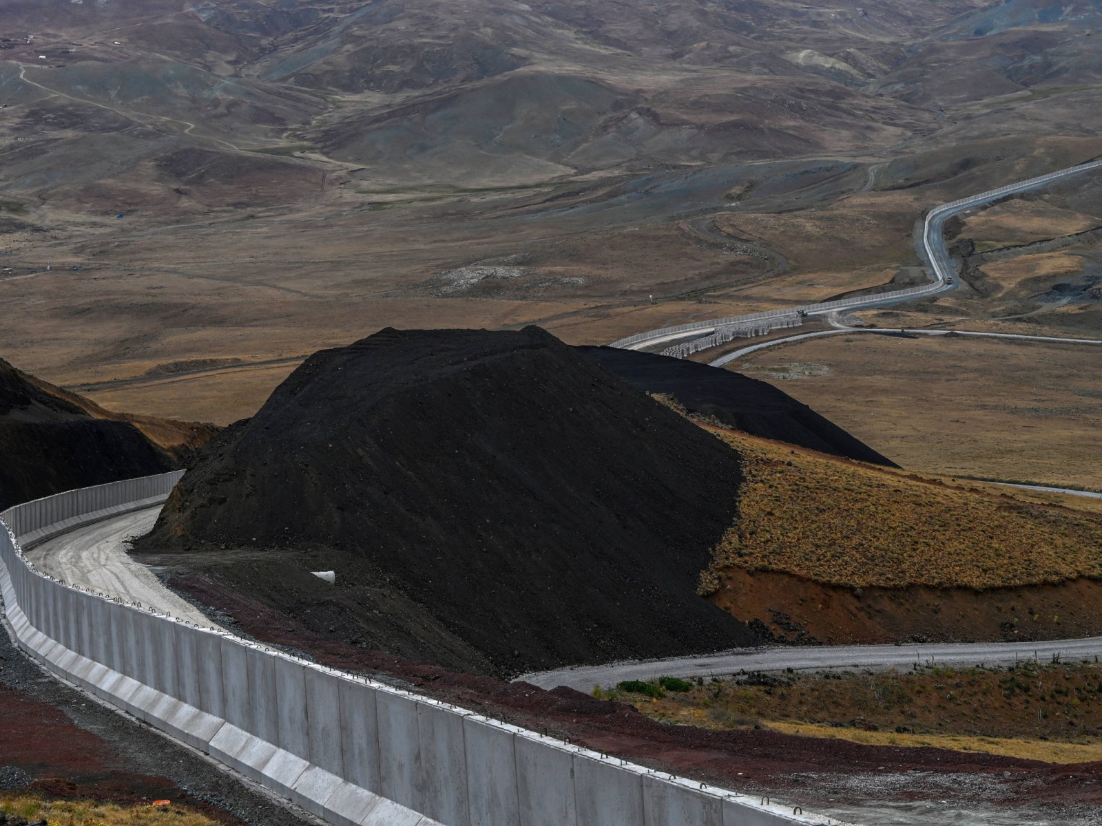 له&zwnj; سه&zwnj;ر سنووری نێوان توركیا و ئێران دیوارێكی به&zwnj;رز دروست كراوه&zwnj;