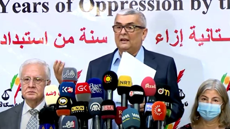 ئازاد جندیانی، سیاسەتمەدار - لەکاتی خوێندنەوەی وتارێک بە بۆنەی راگەیاندنی هەڵمەتی كوردستانی، لە بەرامبەر 100 ساڵ ستەمی دەوڵەت