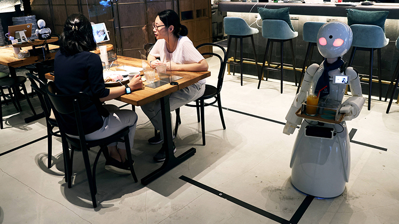 "نوادل روبوتية" في مقهى بالعاصمة اليابانية طوكيو - تصوير: فرانس برس