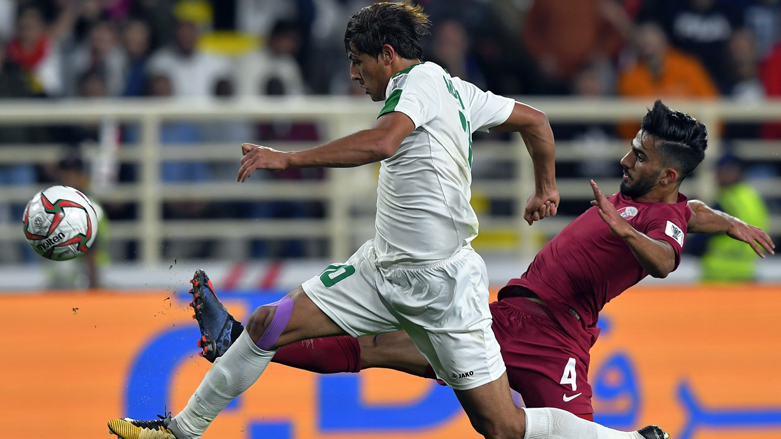 مهاجم المنتخب العراقي مهند علي (الأبيض) يقود هجمة بمباراة قطر بكأس آسيا 2019