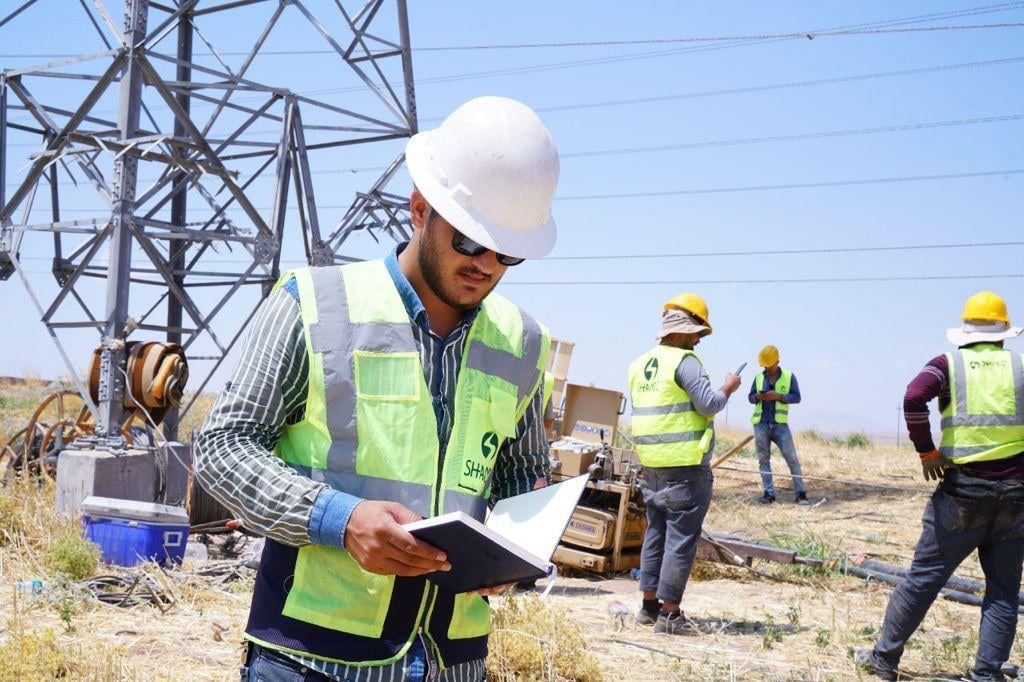 کارمەندانی کۆمپانیای جێبەجێکاری پڕۆژەکە لەکاتی ئەرکدا