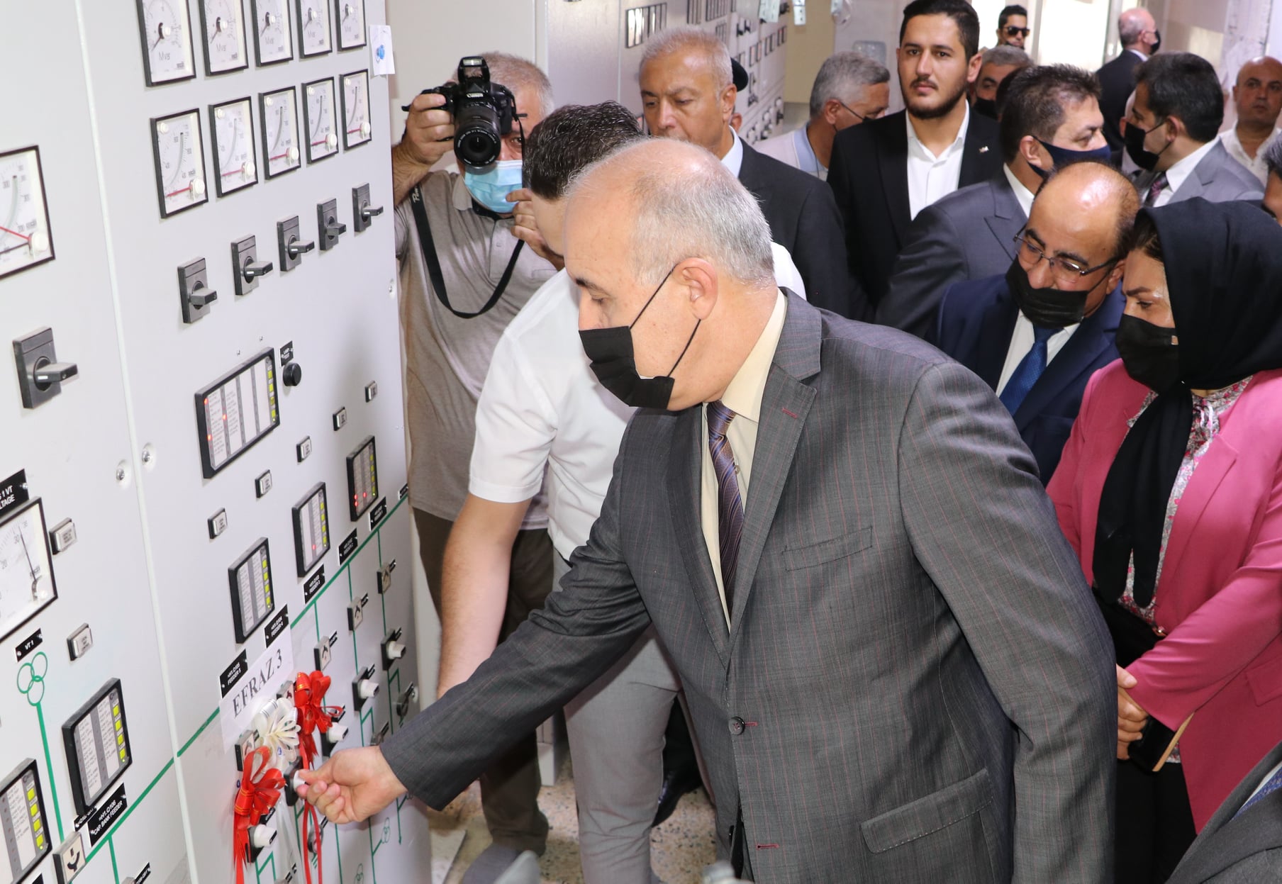 وەزیری کارەبا لەکاتی کردنەوەی پڕۆژەکە